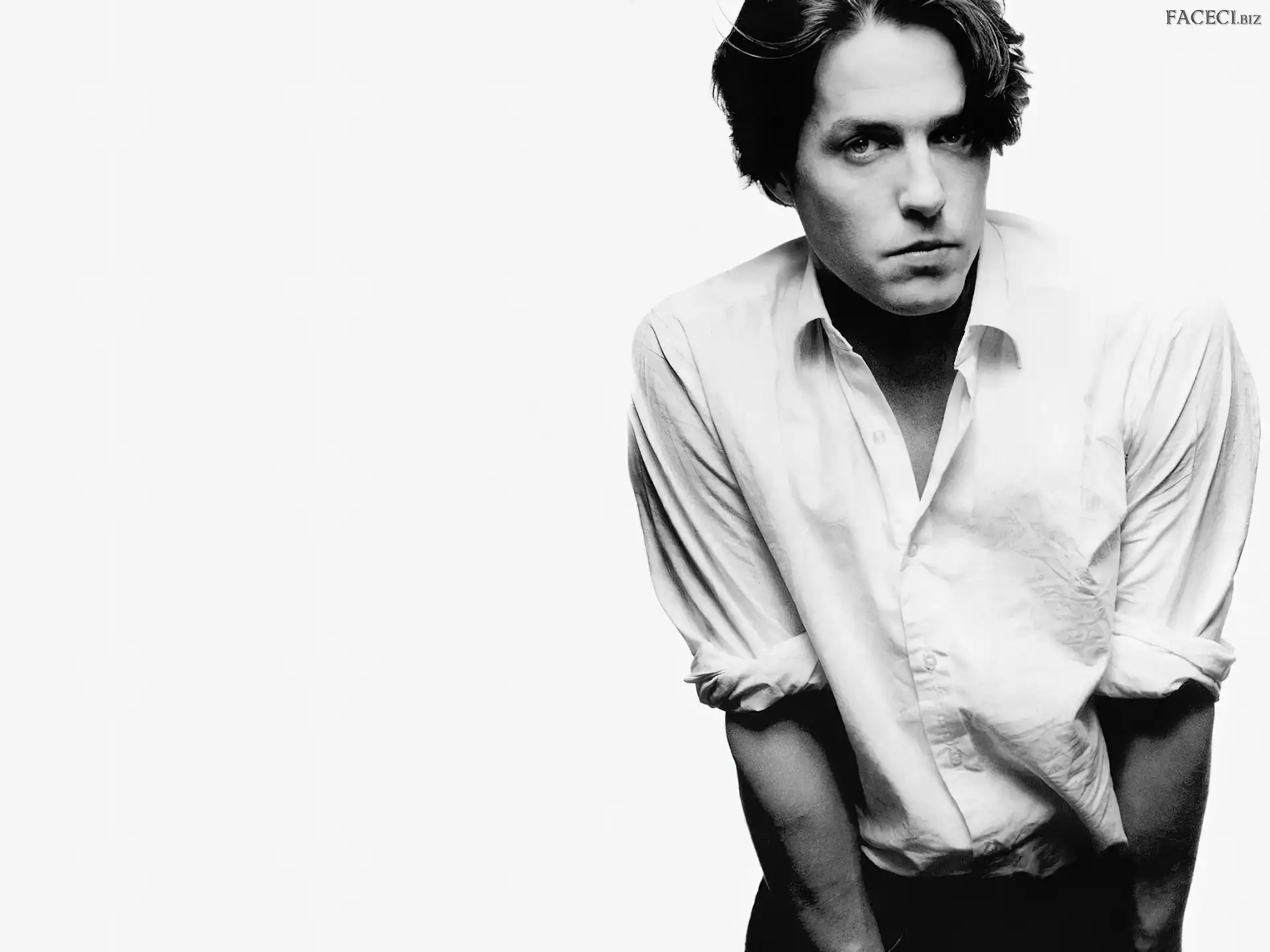 Białe, Hugh Grant, Czarno